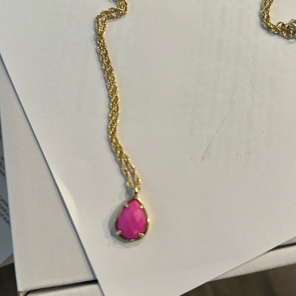 Kendra Scott necklace